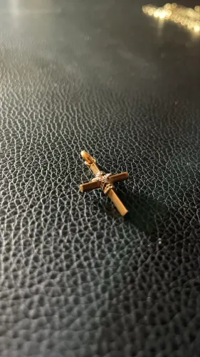 Pingente Crucifixo de Ouro 18k 1,5g . 3 cm | Minimalista e detalhe em ouro branco