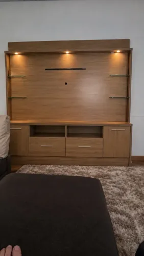 Estante para TV em Madeira com Painel e Nichos - Elegante e Conservada