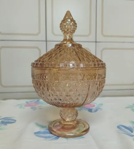 Bomboniere em vidro trabalhado