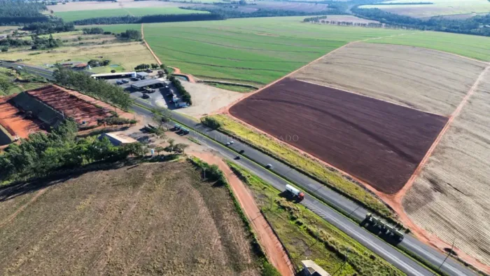 Terreno comercial e industrial a beira da Rodovia.