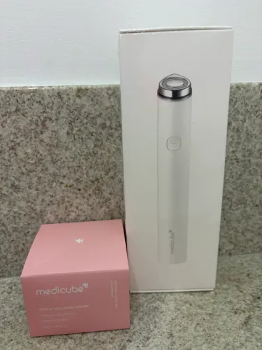 Aparelho Medicube Mini Booster Pro Branco e creme triple colagen. 