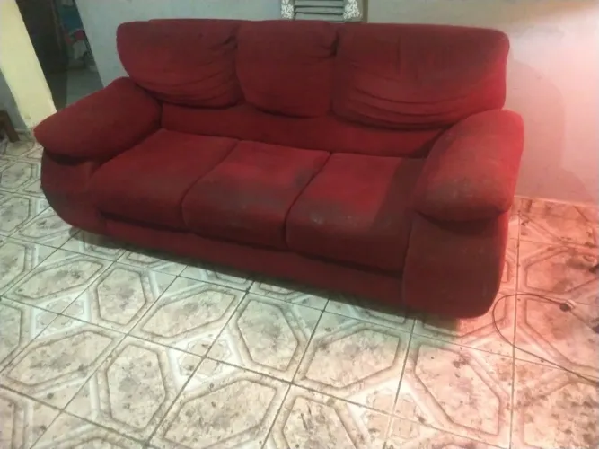 Vendo sofá de 3 lugares necessário uma limpeza.