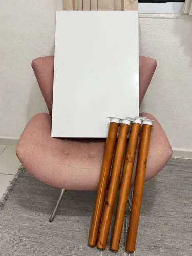 Mesa branca com pés de madeira 80x50 cm