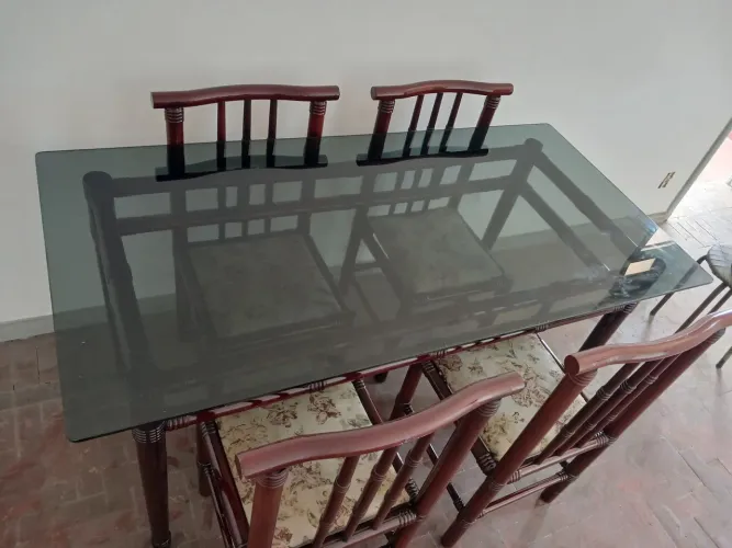 Vende-se uma mesa de jantar com 4 cadeiras em madeira