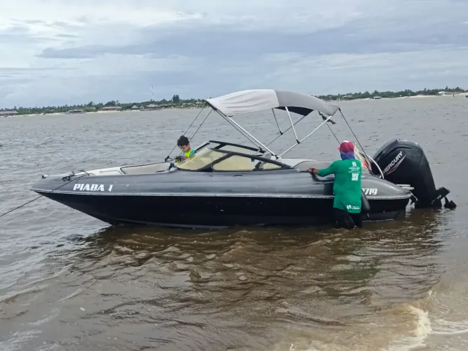 Vendo lancha focker 19 p. Som potente, motor Mercury 100hp 130horas de uso
