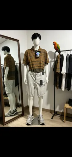 Roupas femininas e masculinas novas na promoção