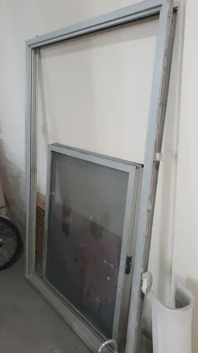 Janela de alumínio 1.70 X 1.20 duas folhas. Uma das folhas está quebrada,  o resto está ok