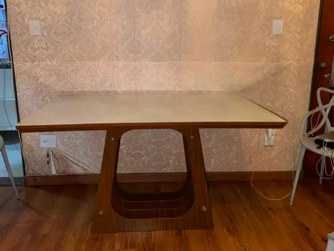 Vendo painel de Tv e mesa sem cadeiras