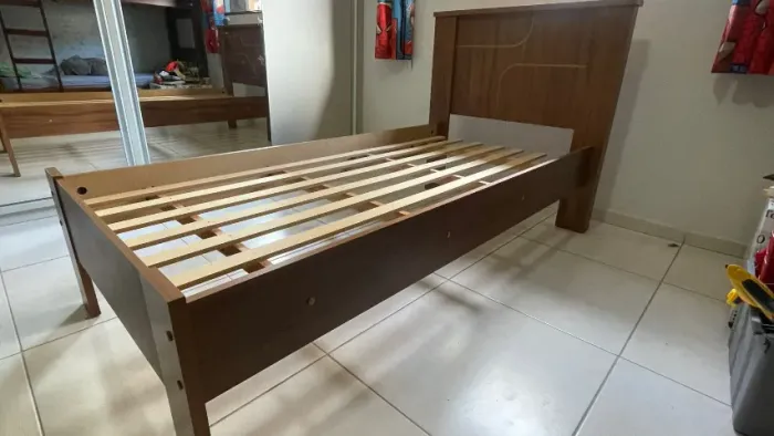 Cama de solteiro em madeira