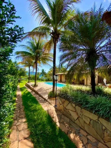 Rancho à venda com 05 suítes, área de lazer completa com churrasqueira, piscina e quadra d