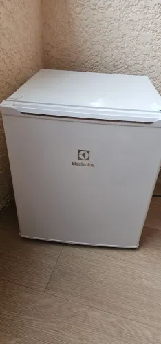 FRIGOBAR ELETROLUX excelente esta (usado por 2 meses apenas) ainda na garantia de fábrica.