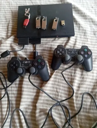 Vendo play 2 so pra quem é raiz vários jogos no pen-drive 