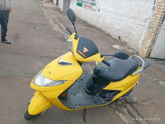 Vede se Moto Suzuki, 125 