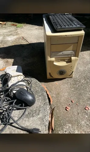 Computador LG com acessórios