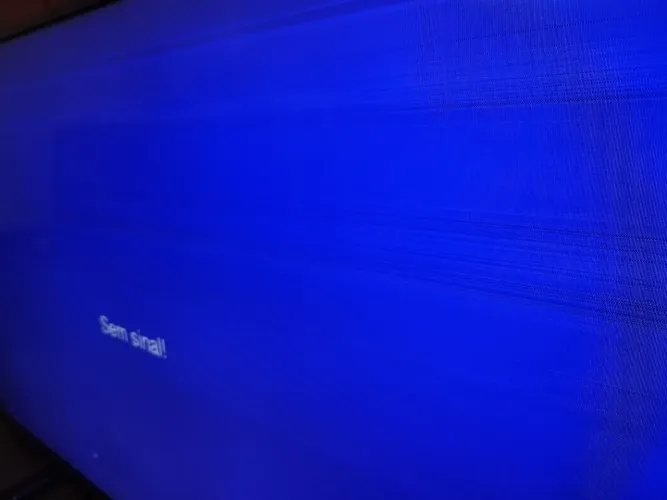 TV LED 43" AOC com linhas horizontais na Tela.