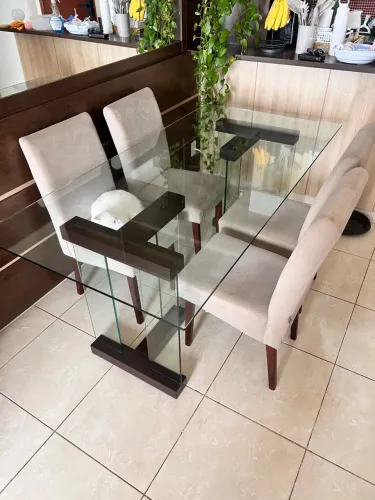 Mesa de jantar tampo de vidro 1,80 x 0,90 com 4 cadeiras estofadas