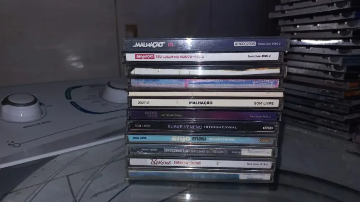 Vendo lote com 96 Cd's. A maioria é de novela mas também tem de bandas de rock