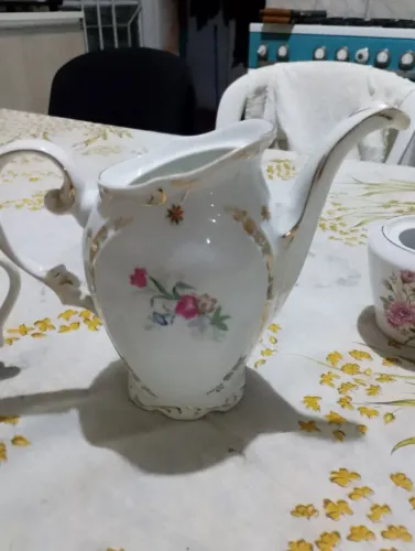 Bule antigo ( todas as peças por 200$)