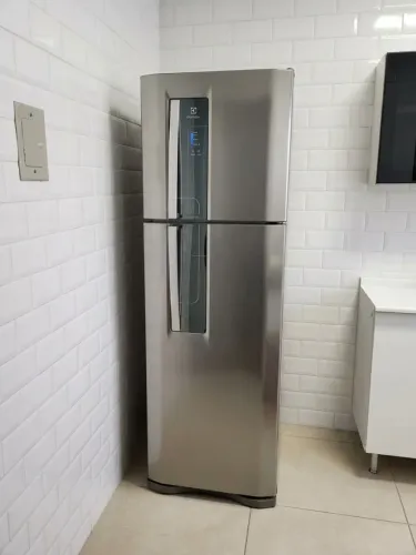 Geladeira Electrolux Frost Free Inox com Painel Digital Blue Touch