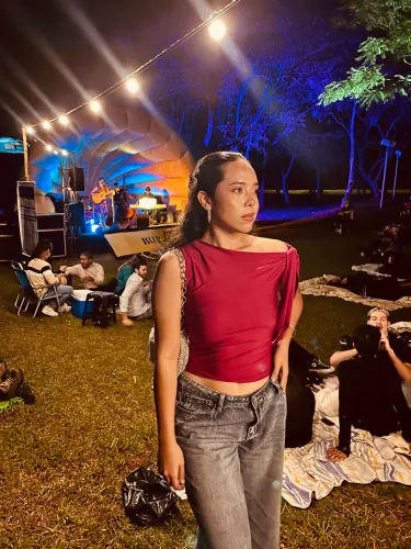 Blusa cor vinho.