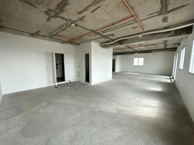 Sala comercial com 273,55 m² na Avenida Liberdade