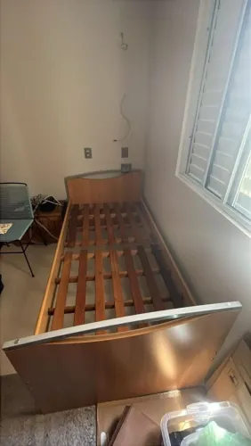 Cama de solteiro em madeira