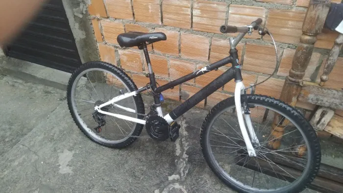 BICICLETA ARO 24 POR APENAS 650 reais modificada, mais com 1 penel furado atrás