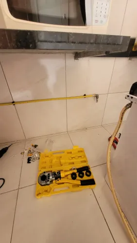 Instalação de tubulação em cozinha . Residencial