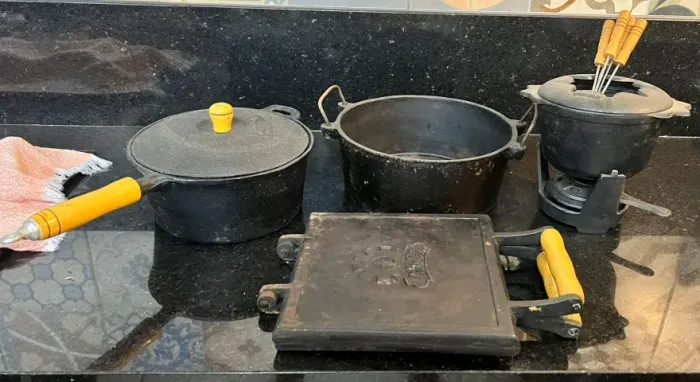 Jogo de Panelas e Utensílios em Ferro Fundido - 4 Peças
