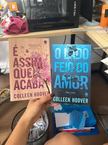 Livros É assim que acaba e O lado feio do amor