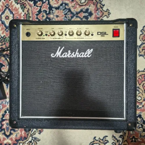 Amplificador Marshall DSL5 com Celestion G10