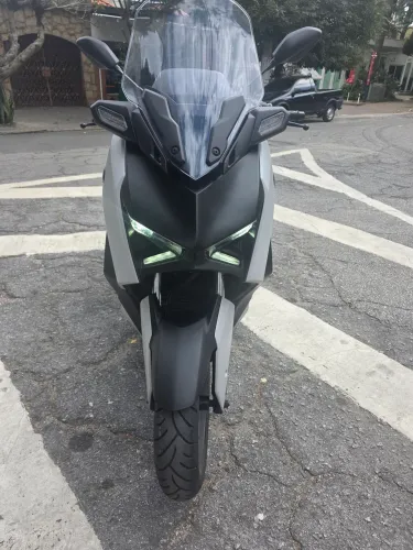 Yamaha Xmax 250 connected