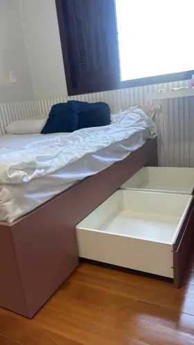 ? Cama de Viúva com Gavetas - Ótimo Estado!