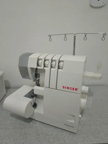 Máquina de Costura Singer Ultralock 14SH754 Semi-nova