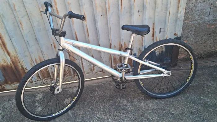 Vendo uma bicicleta alfameq pitbull aro 24 1.75 raridade d ser ver 1,800
