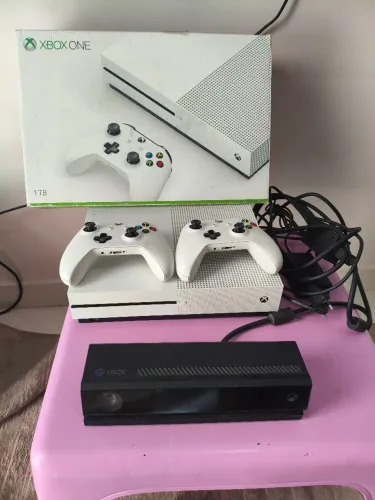 Xbox One S 1TB 2 controles + Kinect