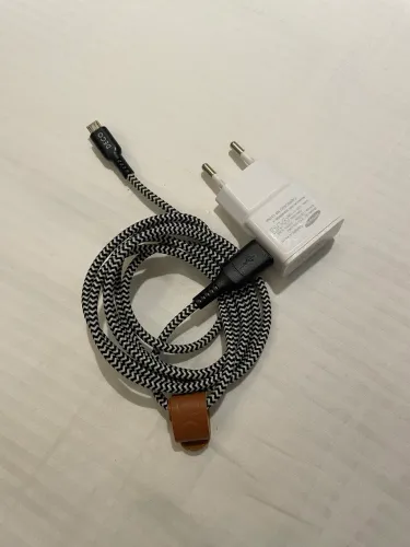 Vendo cabo USB-C 1,5 m + tomada original para carregamento de celular