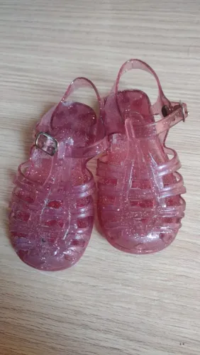 Vendo três sandália e um tênis tamanho 19/20