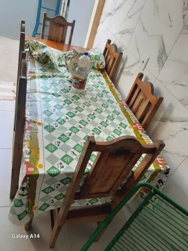 Mesa de madeira com 6 cadeiras