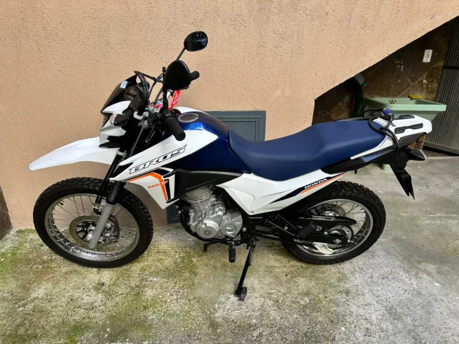 Moto de garagem, sem arranhões e muito nova