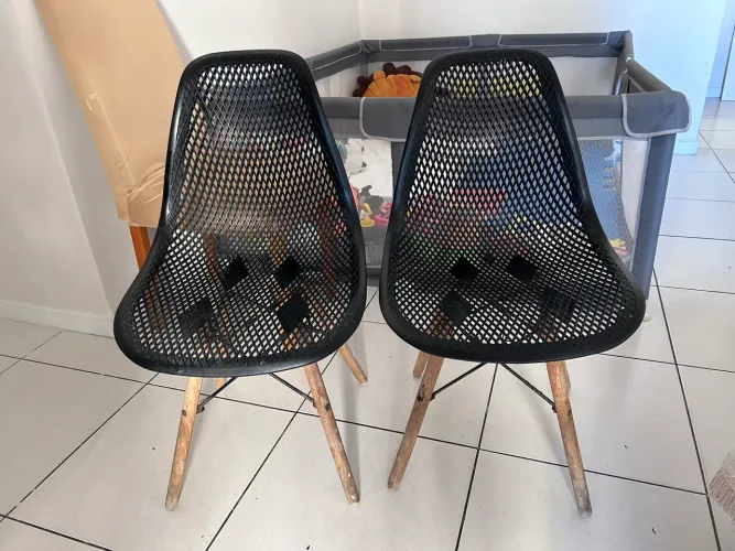 Vendo duas cadeiras Eiffel- 1 por 50,00 ou 2 por 80,00