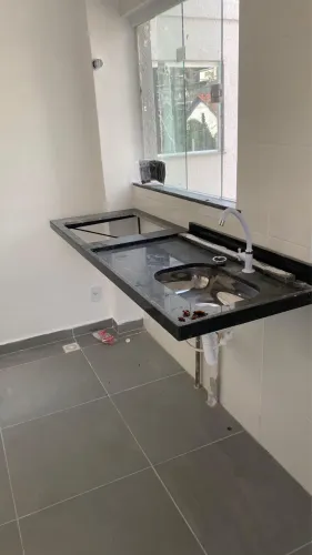 Bancada de mármore verde Ubatuba 60x1.76 com pia de inox