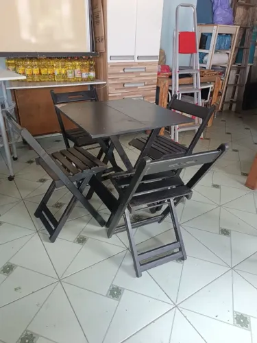 Mesa dobrável com 4 cadeiras