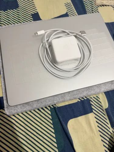 Mac book M4 16gb 512Gb + Magic Mouse USB-C