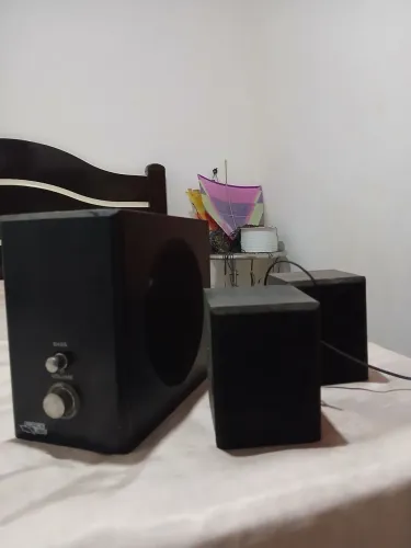 Monitor e caixinha de som