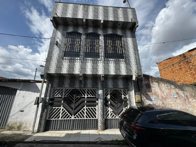 Casa para venda tem 405 metros quadrados 3 pavimentos com 6 quartos em Cabanagem - Belém -