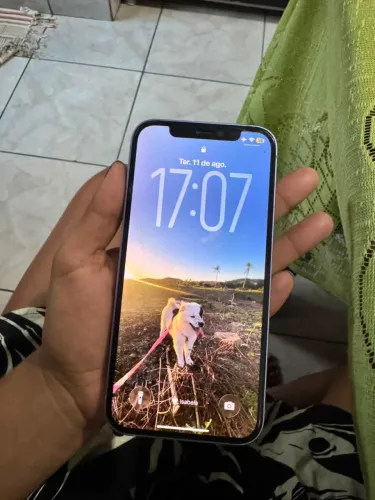 Celular iPhone 12, na cor lilás com 64 gigas de memória e bateria em 75%