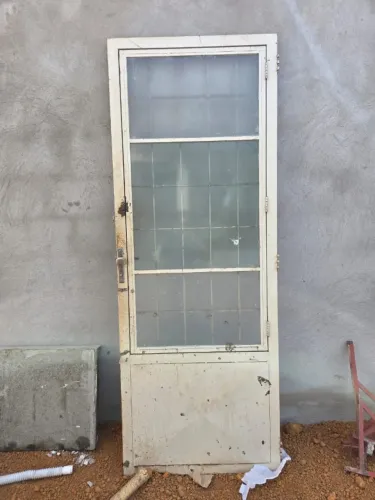VENDE-SE PORTA METALICA COM VIDRO DE ABRIR DE 90 CM