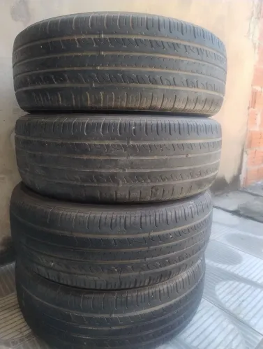Vendo Pneus Aro 17 mais de meia vida