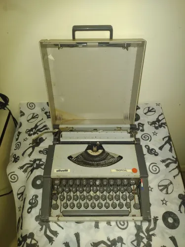 Máquina de escrever Olivetti, com case, no estado., envio qq local.